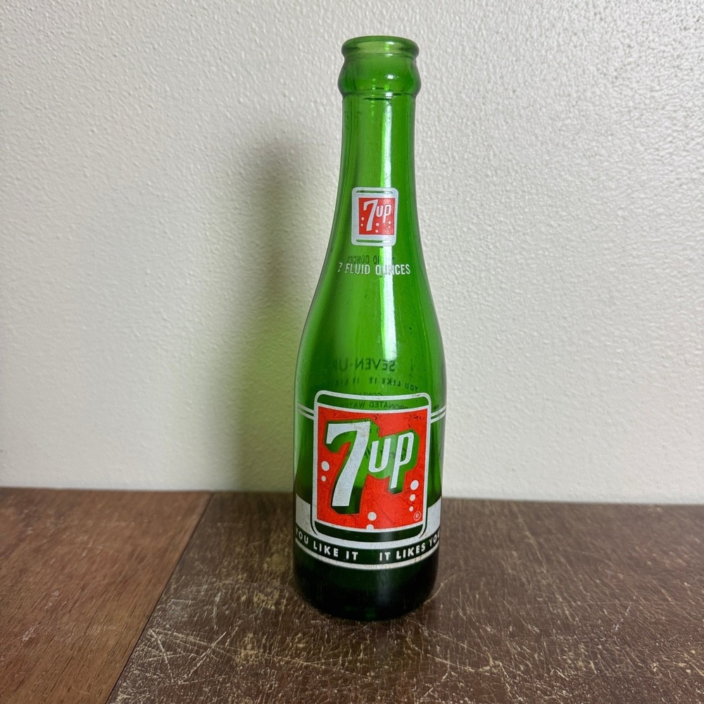 7up 1960s Red Neck Label Green Glass Soda Bottle Marked LG on bottom